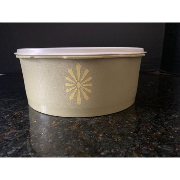 Tupperware 1204-2 Servalier Harvest Green with Lid - Picture 1 of 6